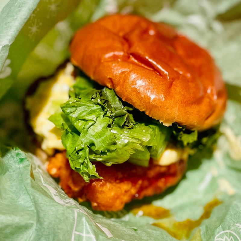 フライドチキンバーガー(エッグタルタル)(トゥモローランド・テラス)