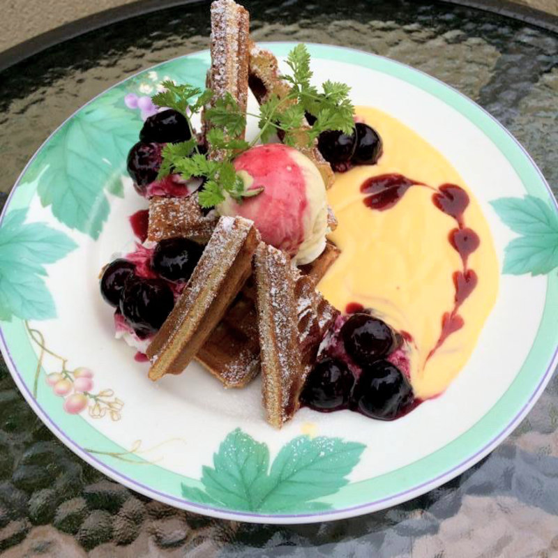 ダークチェリーのカスタードwaffle(カフェドラパン)