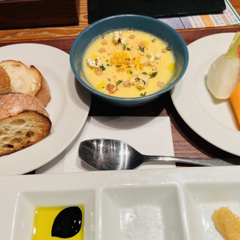 トウモロコシの冷製スープ蒸し野菜とバケット添え(農家の台所)