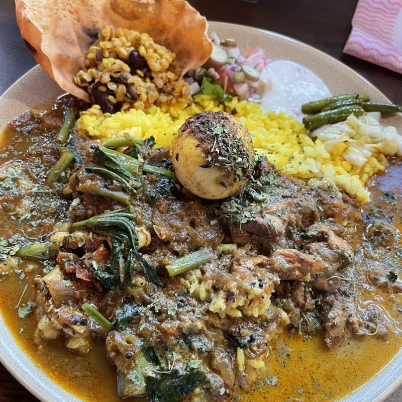 2種あいがけ(スパイスたまごトッピング)(アアベルカレー)