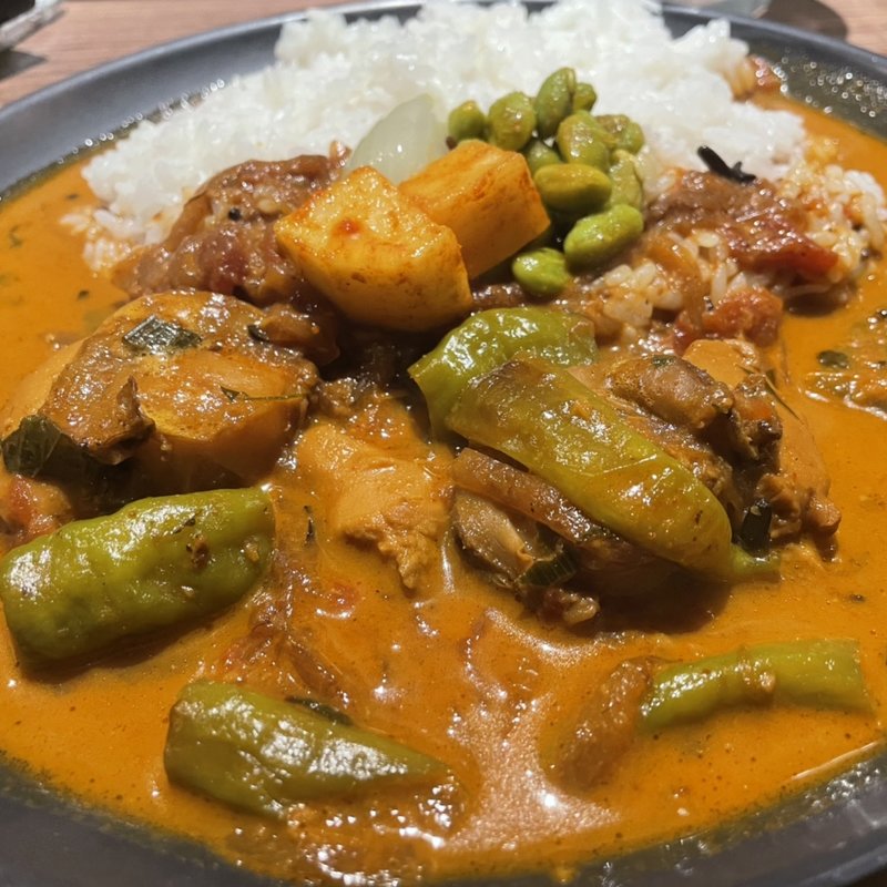 ホタテと甘長とうがらしのココナッツカレー(ホナマタ)