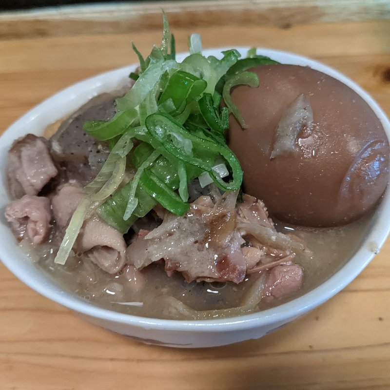 もつ煮込み　白　玉子入り(大衆食堂 BEETLE)