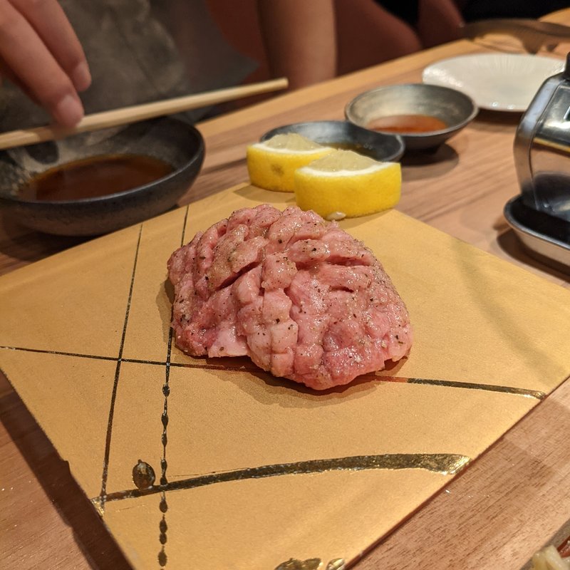 名店の厚切り牛タン(Yakiniku 名もなき名店へ 一切入魂一枚売り焼肉)