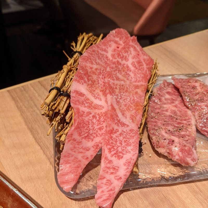 名店のカルビ(Yakiniku 名もなき名店へ 一切入魂一枚売り焼肉)