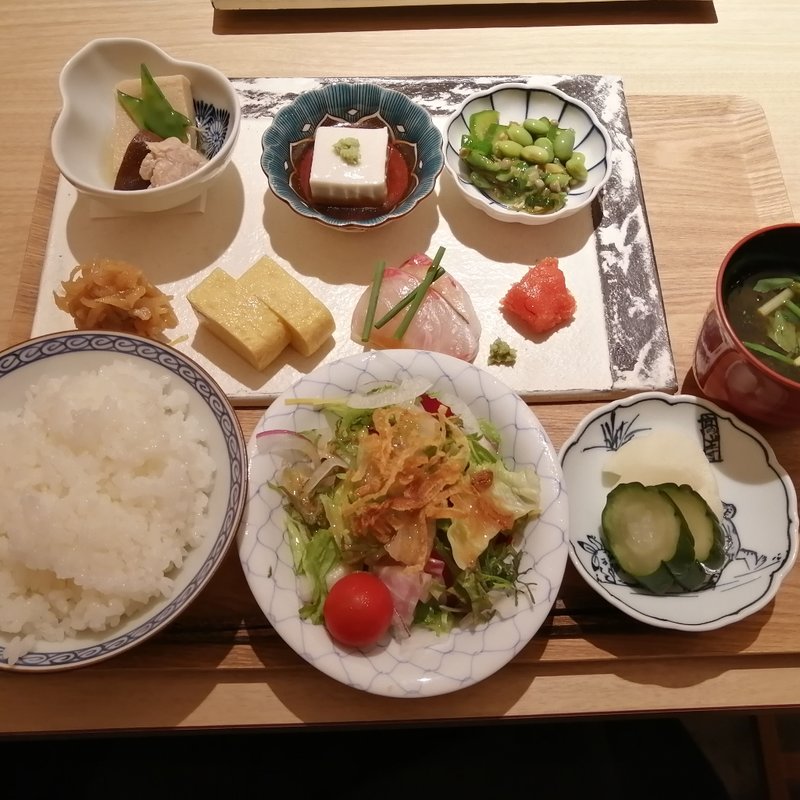 プレートランチ(七点盛り）(和作部)