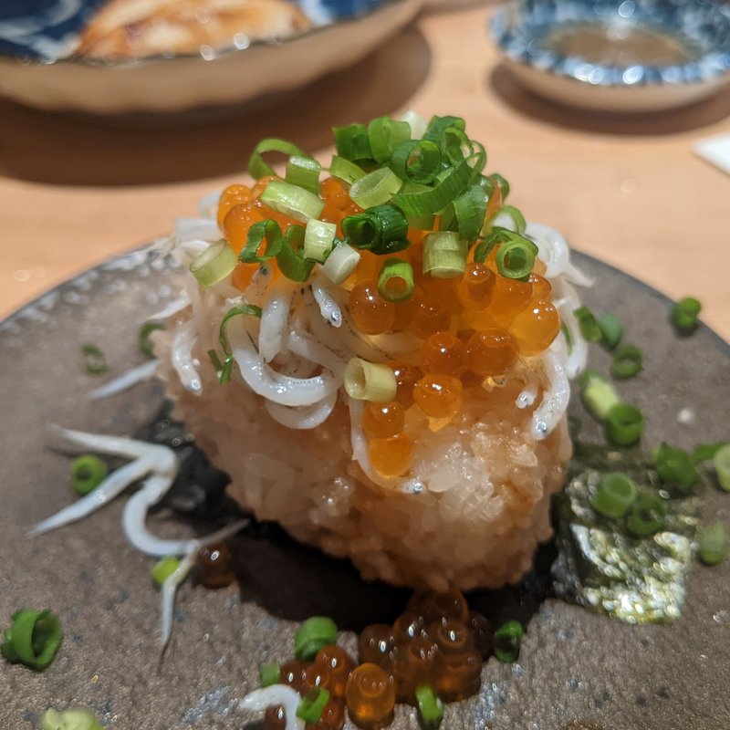 イクラ焼きおにぎり(酒場つむぎ堂 新宿店)