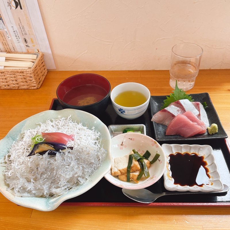 釜揚げちりめん丼プラスどろめ丼セットお刺身付き(安芸しらす食堂)