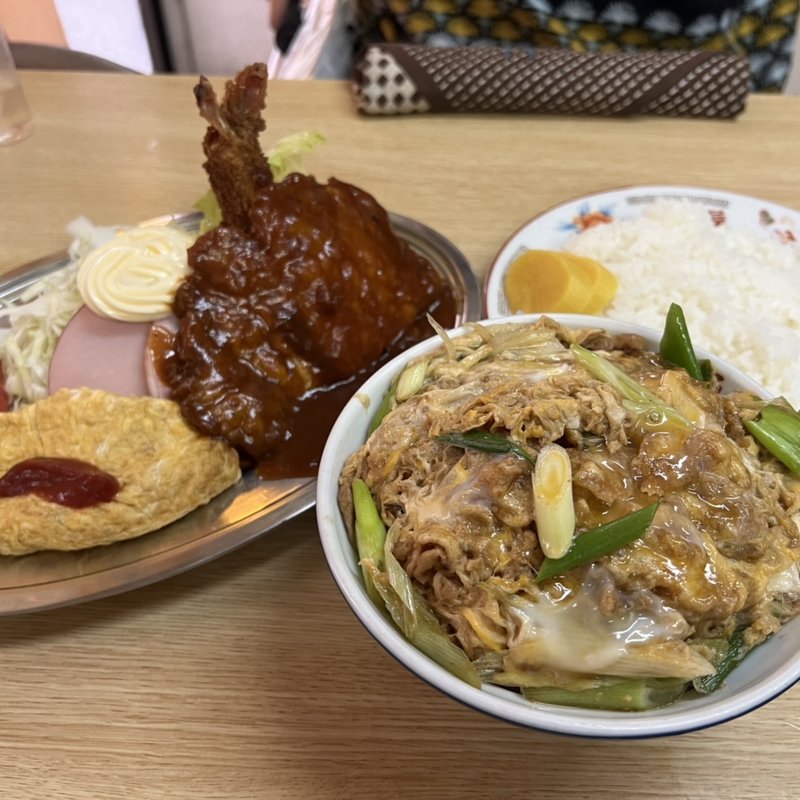 天丼（右）650円　洋ランチA（左）1100円(味角屋)