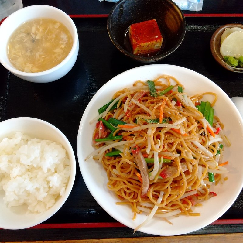 日替定食(香港風チャーシュー焼きそば、小鉢、スープ、ライス)(中華酒膳 聖龍 （チュウカシュゼン セイリュウ）)