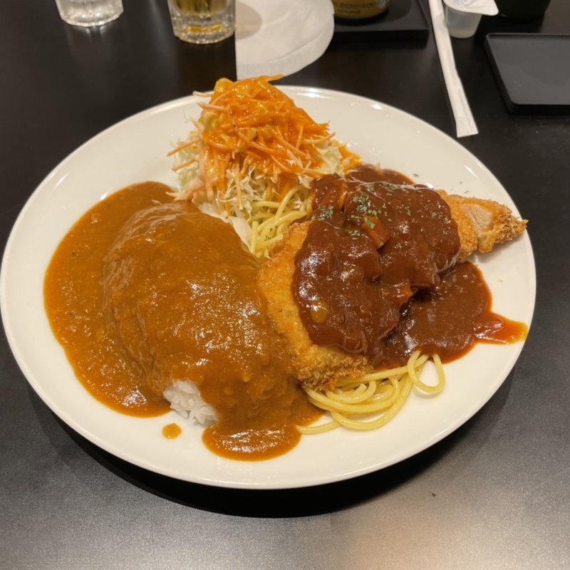 チキンカツがメインのトルコライス(ニッキー・アースティン)