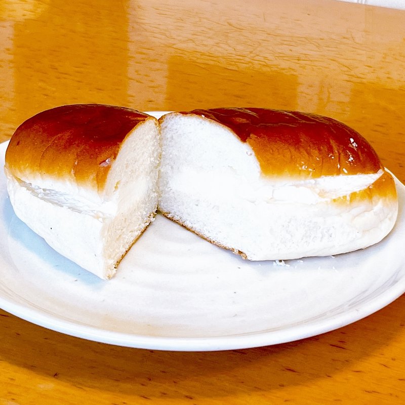 白クリーム(岡本ベーカリー)