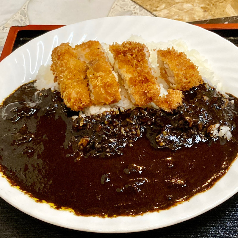 まっ黒ブラックカレーチキンカツﾄｯﾋﾟﾝｸﾞ(やくも)