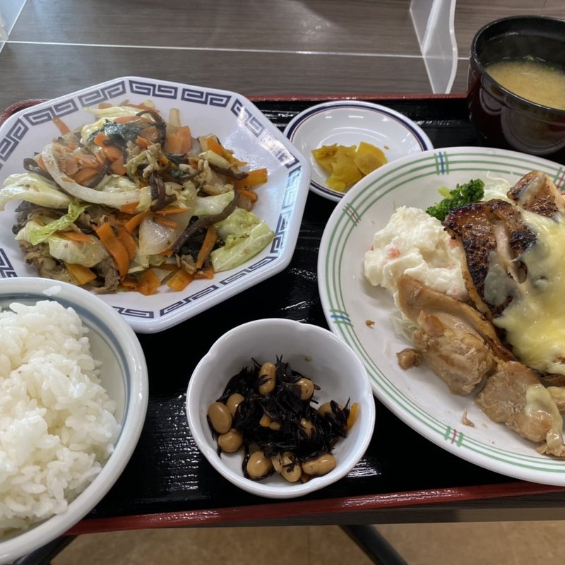 日替りランチ　鳥のチーズ焼きと野菜炒め(名門大洋フェリーターミナルレストラン)