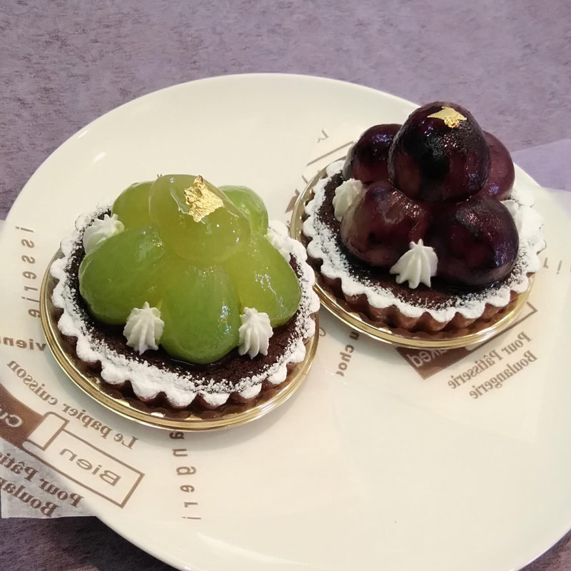 シャインマスカットとナガノパープルのタルト(パティスリーアプラノス)