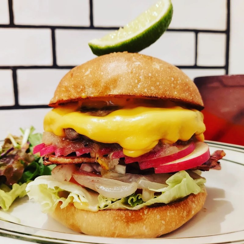 ベーコンチーズバーガー+コロナビールソース+りんご(milia burger)