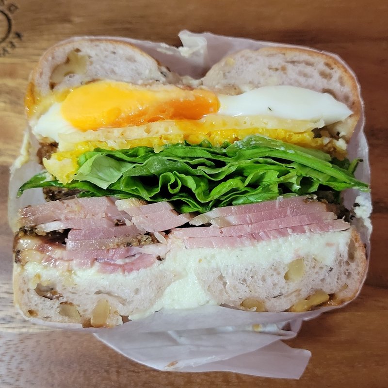 クワトロチーズとハムエッグ(ぐるぐるべゑぐる)