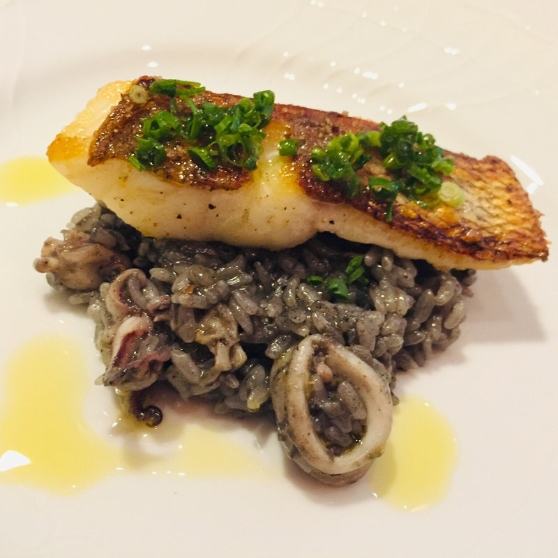真鯛のポワレw/豆烏賊のイカ墨リゾット(Passo （パッソ）)