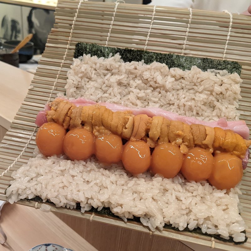 トロと卵黄の太巻き(鮨 たつ也 よしかわ)