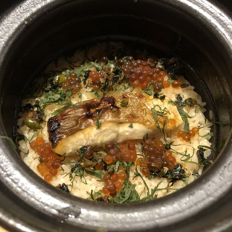 サツキマス、葉唐辛子、大葉、いくらの土鍋ご飯(tsugumi)