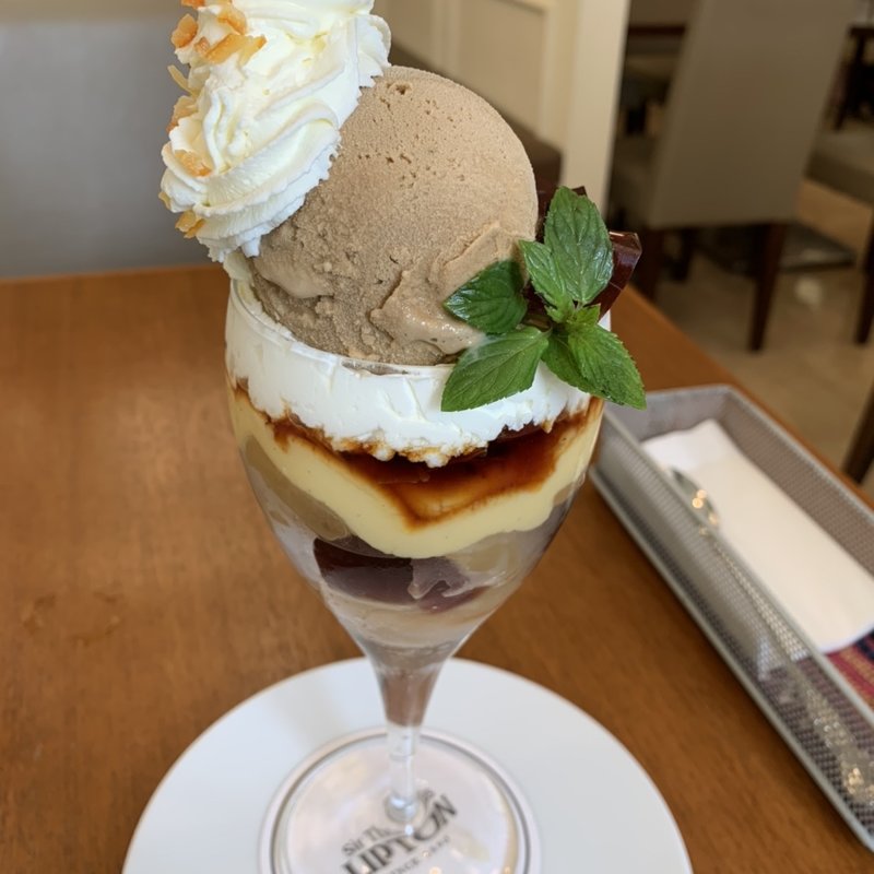 ロイヤルミルクティパフェ(サー•トーマス•リプトン　四条店)