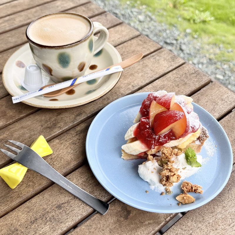 プラムとバナナのタルト(カフェこちゃや)
