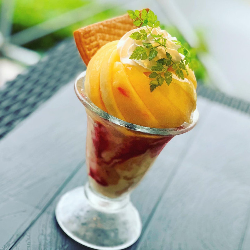 丸ごと桃のパフェ(カフェドラパン)