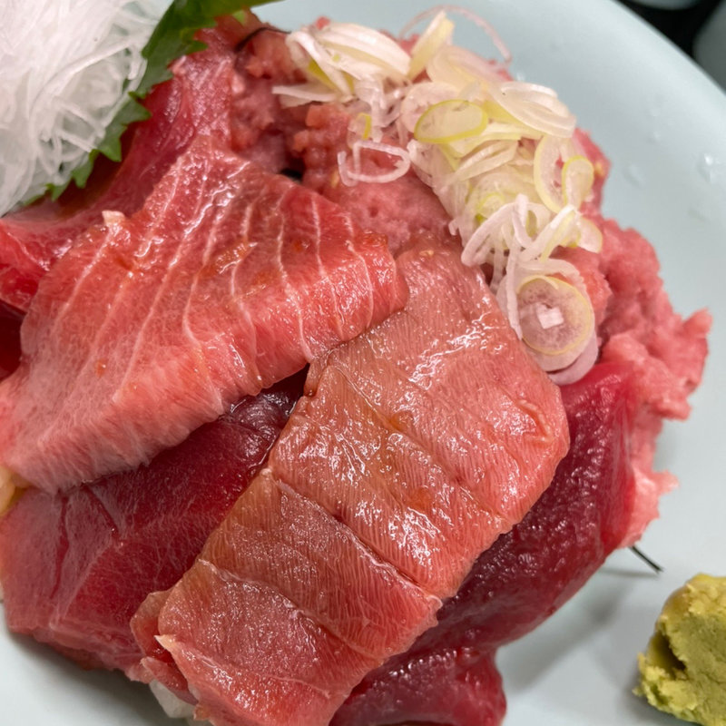 漬けマグロとネギトロ丼(海鮮市場食堂 )