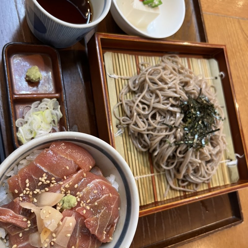 そばと鮪漬け小丼定食(ニユートーキヨー あぶりゃんせ百干 アトレヴィ田端店3階)