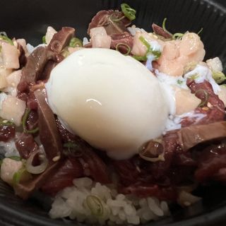 馬トロ丼、温玉つき(馬肉特急　東府中店)