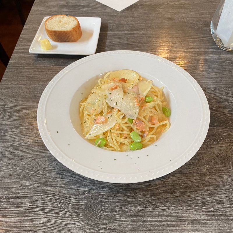 スモークサーモンと新じゃが、枝豆のクリームソース(Osteria Lauro)