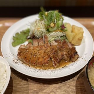 ポークソテー定食(バター醤油ソース)(ボンバーキッチン )