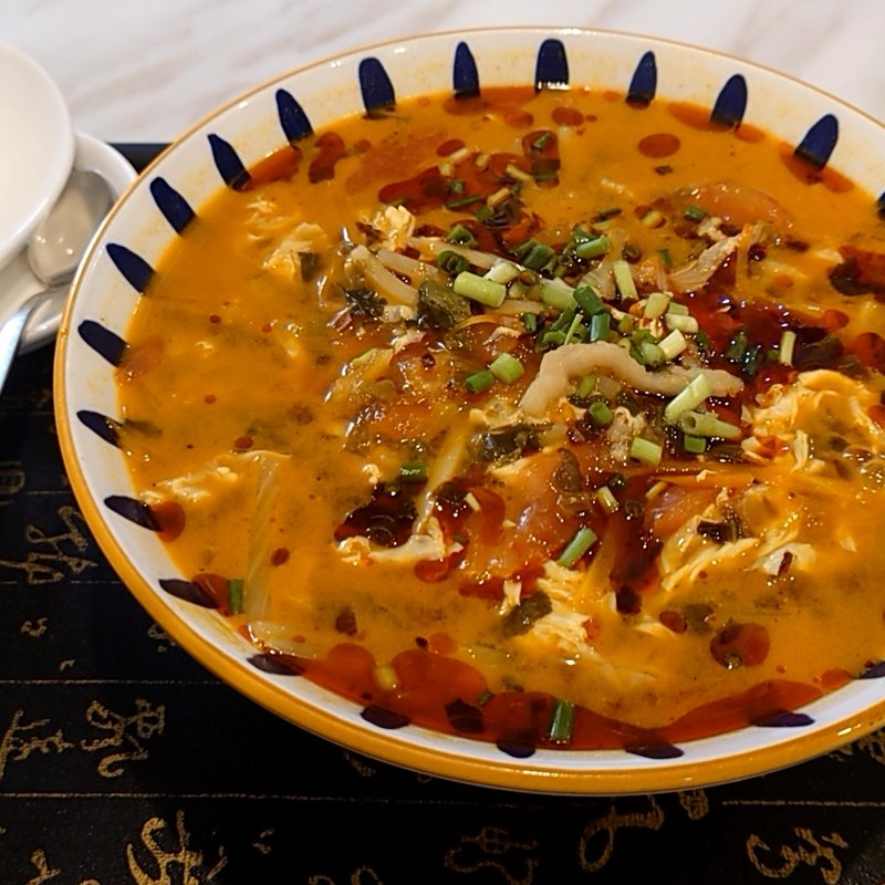 四川風五目入り酸味辛いスープ麺(香港飲茶 唐朝)