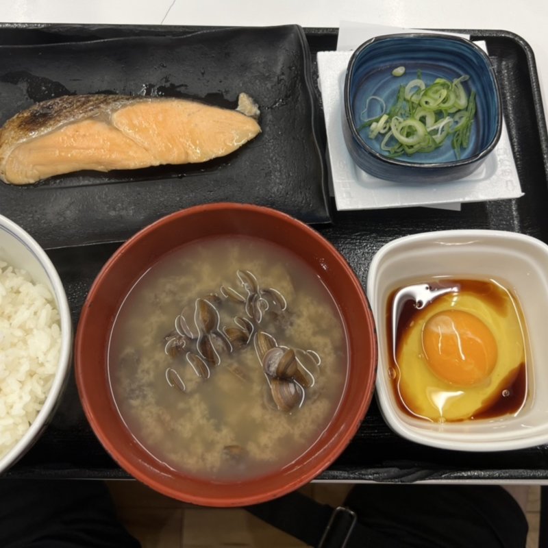 特朝定食に半熟玉子を追加して、しじみ汁に変えて。(吉野家 甲州街道府中白糸台店)
