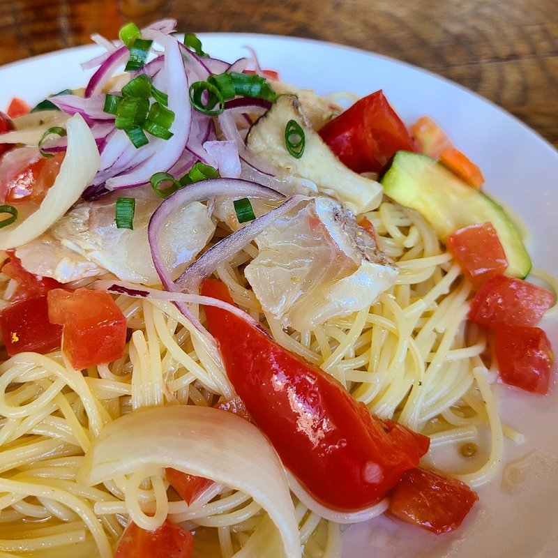 真鯛のカルパッチョ入り冷製スパゲティ野菜のマリネ添え(ラ・タベルナ )