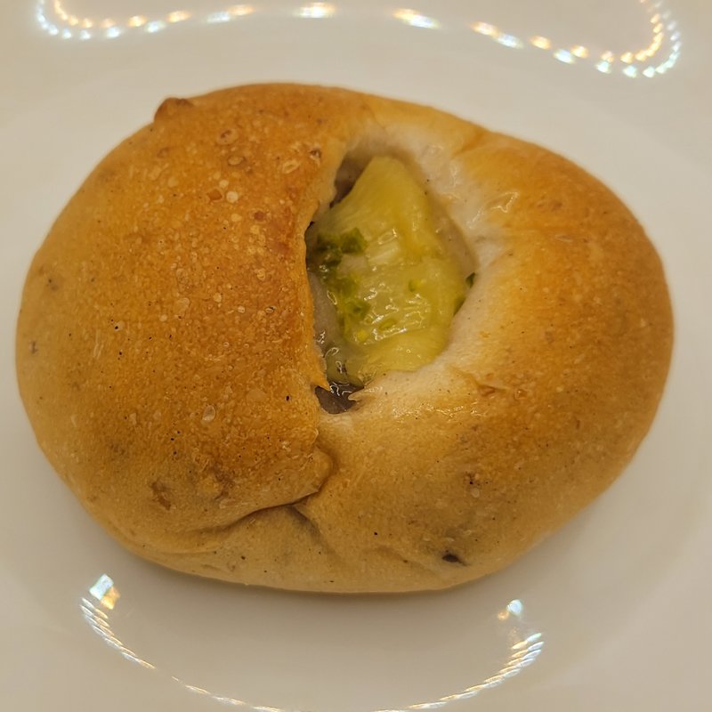 5種のスパイスとパインの白あんぱん(ポンパドウル ダイヤモンド店 （POMPADOUR）)