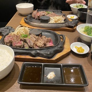牛ステーキ鉄板(肉寿司＆鉄板焼肉 ニクヤキ べンジャミン 博多店)
