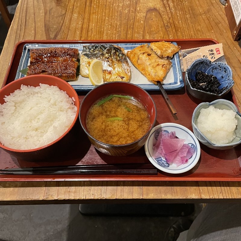 ウナギ&トロサパ定食＋サーモンハラス串(炭火焼専門食処 白銀屋 溜池分店)
