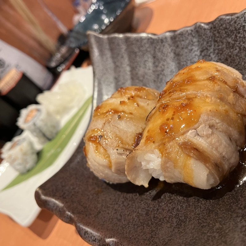 肉巻きおにぎり(居酒屋 七段 奥武山店)