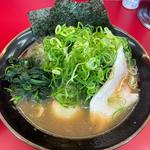 ラーメン中盛＋九条ネギ(横浜ラーメン 相馬家)