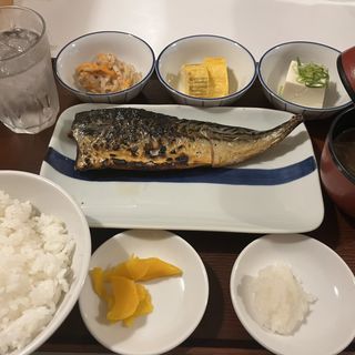 焼き鯖定食(炭火焼魚定食と釜戸ごはん 天四食堂)