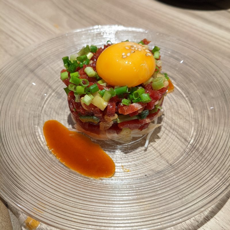 冷製牛のタルタルミルフィーユ仕立てユッケ(大将軍 プレナ幕張店)