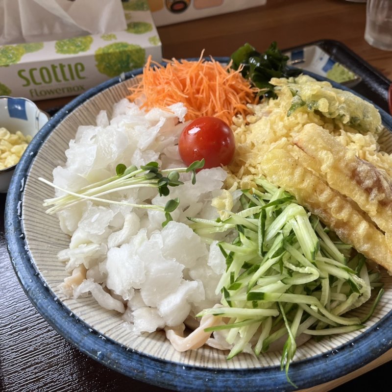 冷やしたぬきうどん（大盛）(武蔵野うどん　くわ郷)