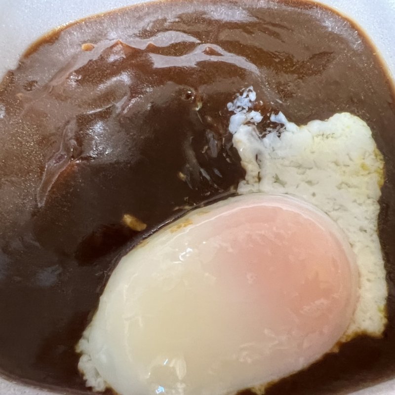 黒カレーと半熟玉子(吉野家 甲州街道府中白糸台店)