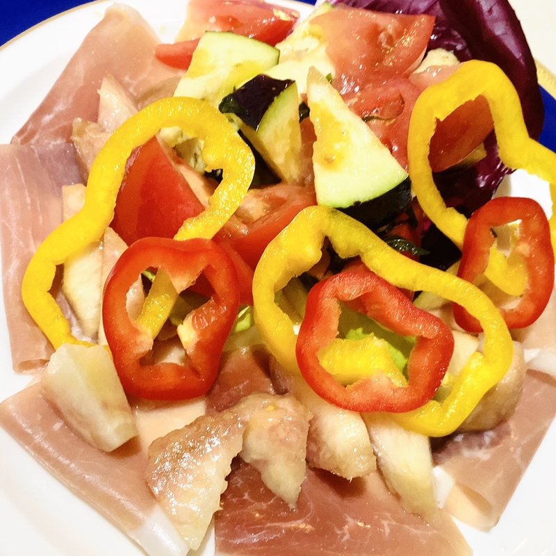 桃と生ハムの取り合わせ(ガストロノミーア　サバニー)