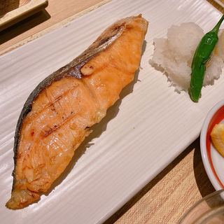 天然紅鮭の甘塩焼き(さち福やCAFE グランエミオ所沢店)