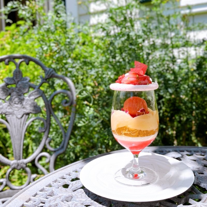 白桃とプラムのパフェ アールグレイの香りを添えて(北野異人館 旧ムーア邸)