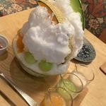 赤と青と白のメロン蜜かき氷(果房　メロンとロマン)