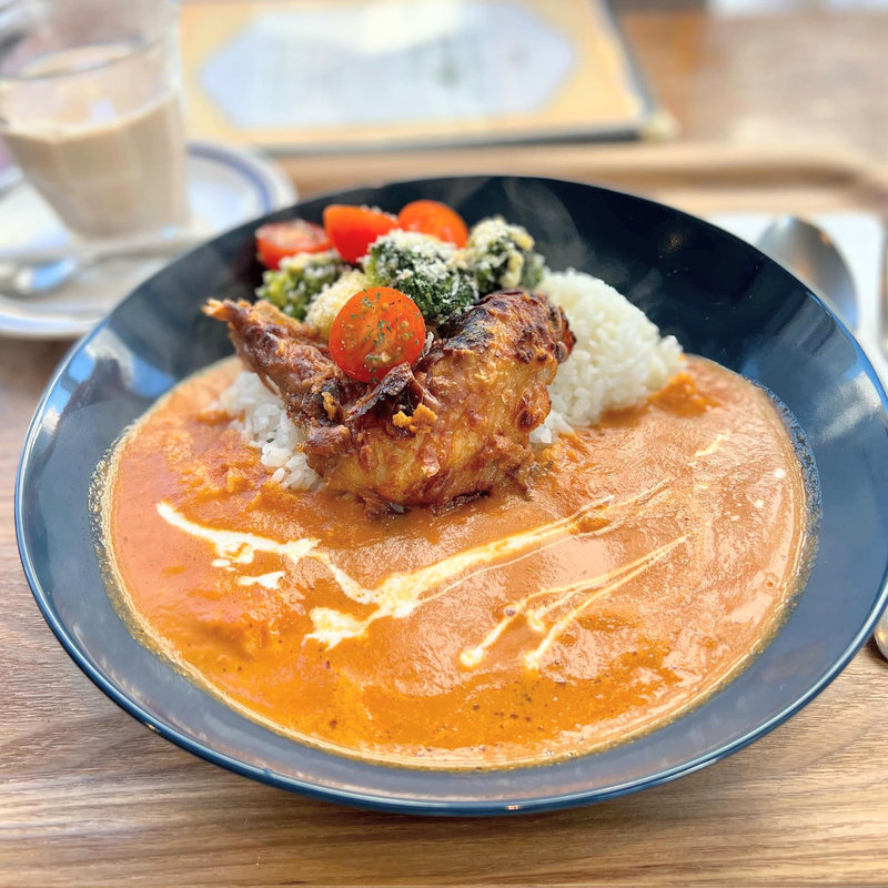 パン粉焼きと手羽先のせトマトカレー(ヒナタ屋)