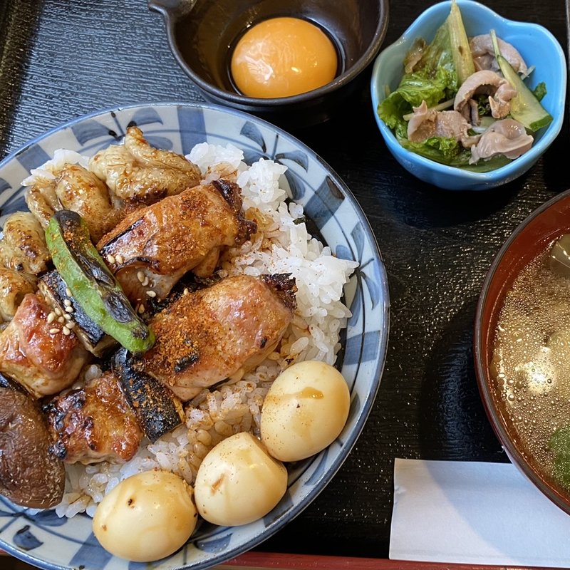 炭火焼鳥丼+卵黄付き(サービス)(鶏寛 仙台店)