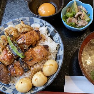 炭火焼鳥丼+卵黄付き(サービス)(鶏寛 仙台店)